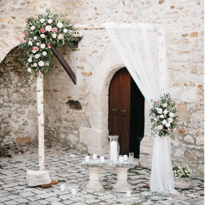 fleurs arche de cérémonie mariage