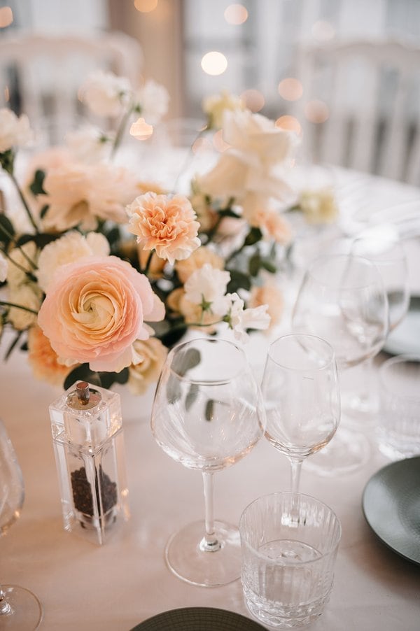 Décoration de mariage avec tables fleuries
