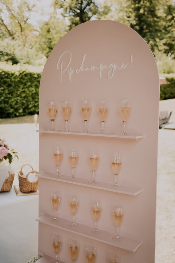 Décoratrice de mariage, mur de champagne
