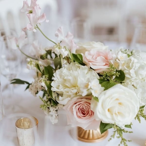 Floral arrangement with white and pink flowers