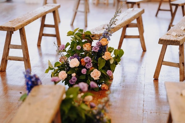Fleurs décorant une allée de cérémonie
