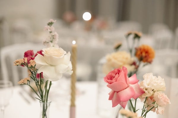 Table decoration with white and pink flowers