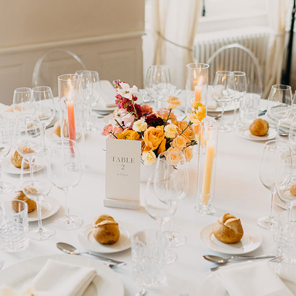 Décoration de table fleurs colorées