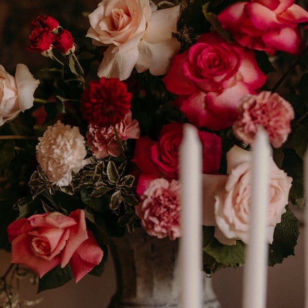 Red roses and flowers for wedding decoration