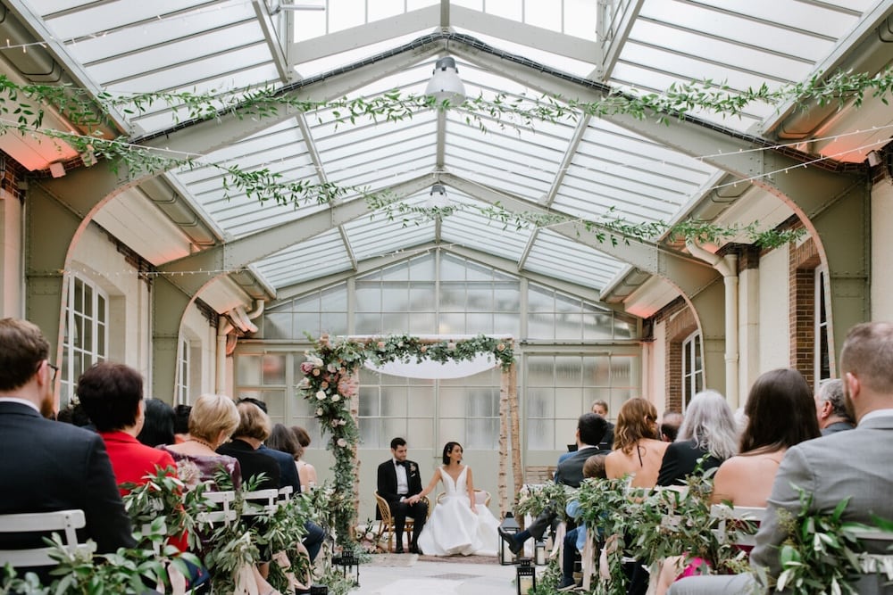 Houppa mariage juif sous une verrière