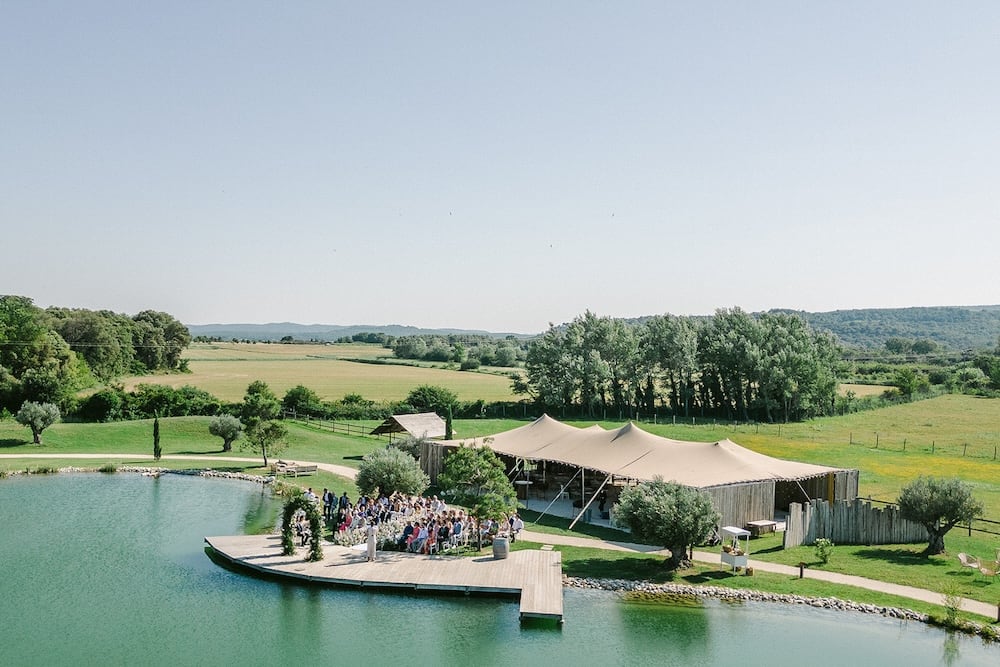 Mariage en pleine nature au bord d’un lac